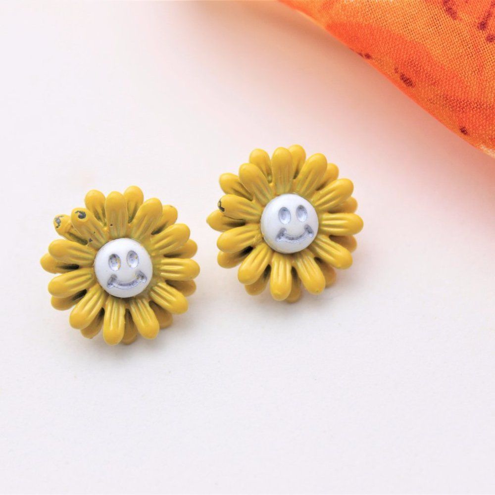 🌺Daisy sweet cute Sunflower smile face stud earring - Picture 3 of 11